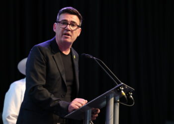 Andy Burnham në prag të postit të kryeministrit britanik siguron mbështetjen e shumicës së deputetëve laburistë