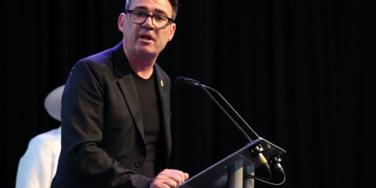 Andy Burnham në prag të postit të kryeministrit britanik siguron mbështetjen e shumicës së deputetëve laburistë