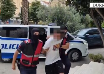 Arrestohen dy të rinj që shisnin drogë në plazhet e Durrësit; u gjetën shumë para dhe thikë