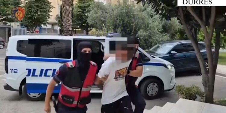 Arrestohen dy të rinj që shisnin drogë në plazhet e Durrësit; u gjetën shumë para dhe thikë