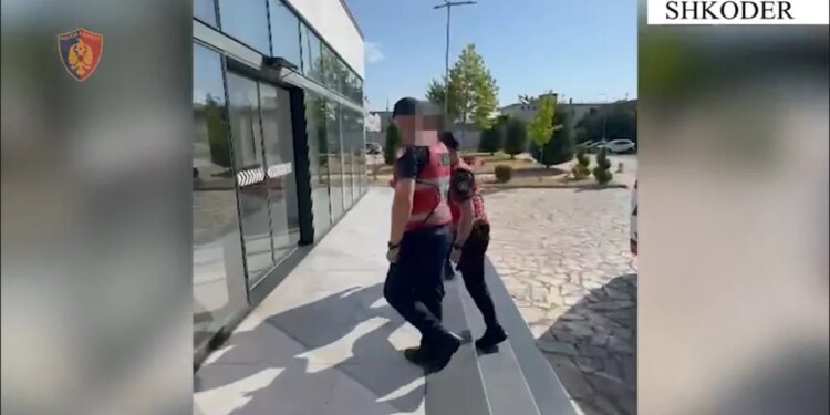 Arsenal armësh në banesë: Arrestohet 21-vjeçari në Shkodër, sekuestrohen automatik, pushkë e municion