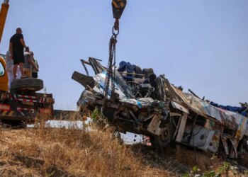 Autobusi me pasagjerë përfundoi në lumë; rëndohet bilanci i viktimave në Algjeri, dhjetëra të plagosur