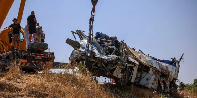 Autobusi me pasagjerë përfundoi në lumë; rëndohet bilanci i viktimave në Algjeri, dhjetëra të plagosur