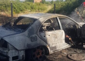 Automjeti përfshihet nga flakët në Korçë, gjendet pa jetë 66-vjeçari; dyshohet se është vetëdjegur