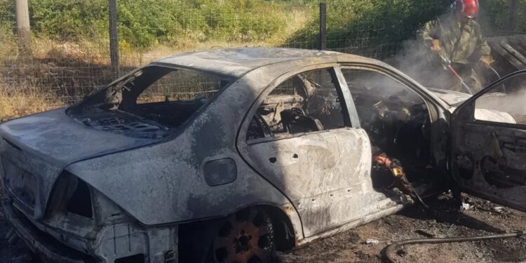 Automjeti përfshihet nga flakët në Korçë, gjendet pa jetë 66-vjeçari; dyshohet se është vetëdjegur