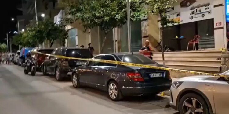 Autorët që plagosën 50-vjeçarin në Sarandë u larguan me motor drejt varrezash, humbën gjurmët; nisën kontrollet detare