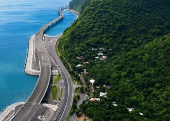 Autostrada spektakolare në Ishullin Reunion që sfidon oqeanin, ndër projektet më të shtrenjta në botë