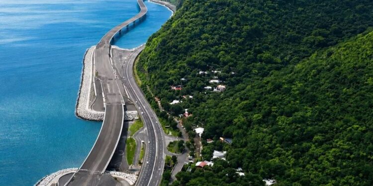 Autostrada spektakolare në Ishullin Reunion që sfidon oqeanin, ndër projektet më të shtrenjta në botë