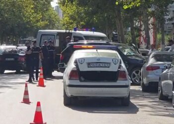 BMW përplas dy makina të parkuara në unazën e Fierit, drejtuesi plagoset
