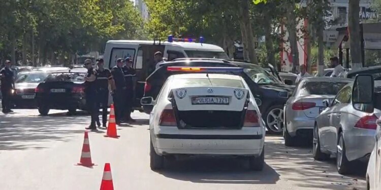 BMW përplas dy makina të parkuara në unazën e Fierit, drejtuesi plagoset