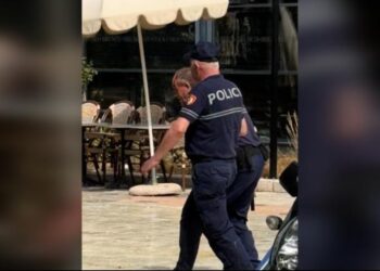Balla poston foton e efektivit të gjakosur që dyshohet se u godit me gur nga protestuesit