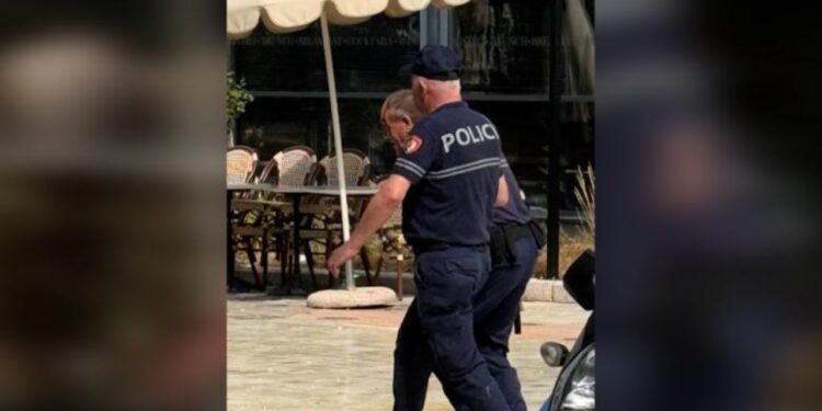 Balla poston foton e efektivit të gjakosur që dyshohet se u godit me gur nga protestuesit