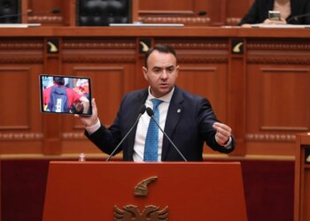 Balliu publikon pamjet e dhunës gjatë protestës në Kuvend: Kërkoni falje, shpërndani Parlamentin, dilni në zgjedhje