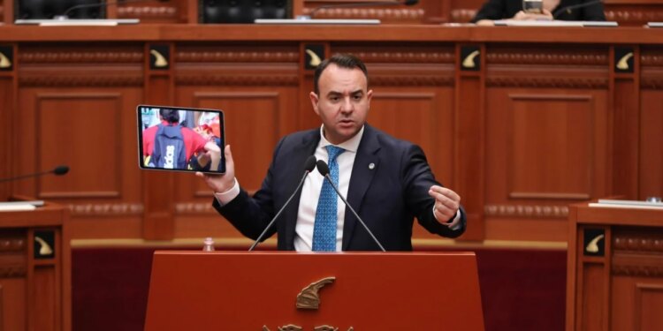 Balliu publikon pamjet e dhunës gjatë protestës në Kuvend: Kërkoni falje, shpërndani Parlamentin, dilni në zgjedhje