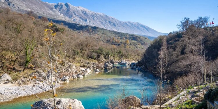 Banori shpëton një turiste 10-vjeçare nga mbytja në lumin Vjosa në Këlcyrë