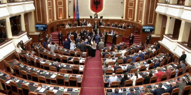 Bardhi përjashtohet nga seanca pas hedhjes së ujit drejt Ramës