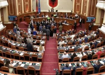 Bardhi përjashtohet pasi hodhi ujë ndaj Ramës; deputetët e PD gjuajnë sërish sende teksa kryeministri lë sallën