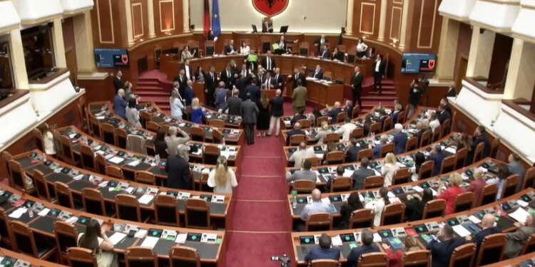 Bardhi përjashtohet pasi hodhi ujë ndaj Ramës; deputetët e PD gjuajnë sërish sende teksa kryeministri lë sallën