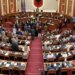 Bardhi përjashtohet pasi hodhi ujë ndaj Ramës; deputetët e PD gjuajnë sërish sende teksa kryeministri lë sallën