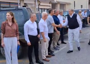 Berisha paraqitet në SPAK, zbaton masën detyrim paraqitje dhe pritet nga mbështetësit
