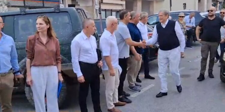 Berisha paraqitet në SPAK, zbaton masën detyrim paraqitje dhe pritet nga mbështetësit