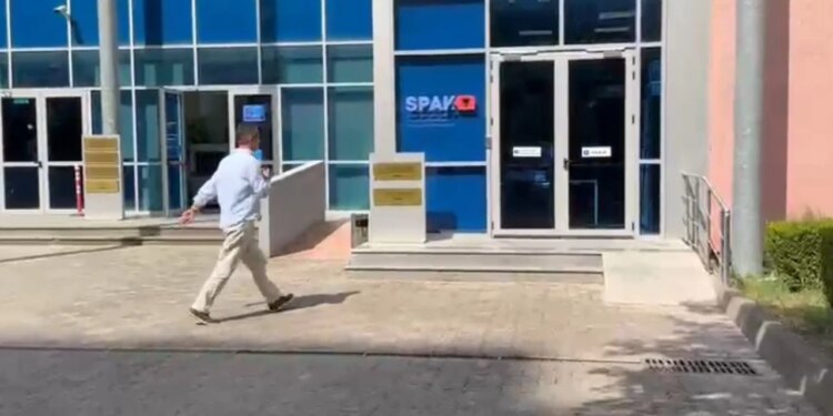 Besnik Dushaj, ish-deputet i PD-së, paraqitet në SPAK