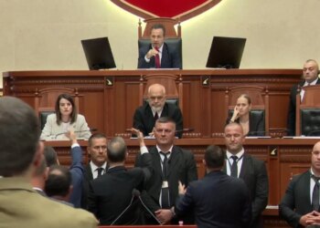 Bllokimi i foltores dhe tensionet në Kuvend: pas propozimit të PS kalohet në votim dhe mbyllen diskutimet