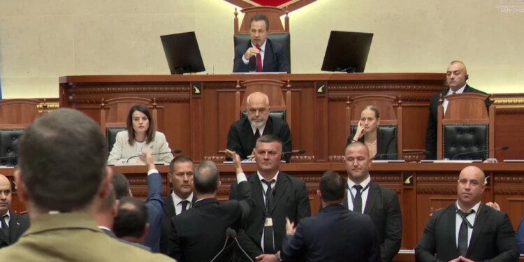 Bllokimi i foltores dhe tensionet në Kuvend: pas propozimit të PS kalohet në votim dhe mbyllen diskutimet