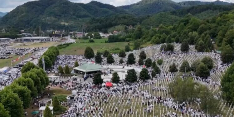 Bota të mos harrojë: Masakra e Srebrenicës, mijëra nisin Marshimin e Paqes
