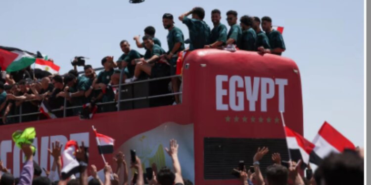Botërori 2026/ Kombëtarja e Egjiptit kthehet në atdhe, futbollistët dhe stafi priten si heronj