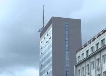 Britania kritikon Kosovën për refuzimin e rikthimit në punë të serbëve; britanikët: Jemi të shqetësuar