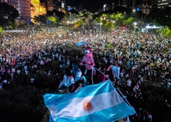 Buenos Aires feston, qindra mijëra tifozë pushtojnë rrugët pas finales së Argjentinës; kush nuk kërcen është anglez (Video)
