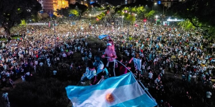Buenos Aires feston, qindra mijëra tifozë pushtojnë rrugët pas finales së Argjentinës; kush nuk kërcen është anglez (Video)