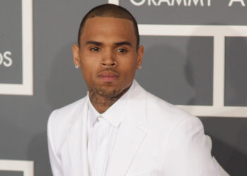 Chris Brown ndryshon deklaratën, pranon akuzën për sulm; producenti muzikor kërkon drejtësi pas incidentit në klub