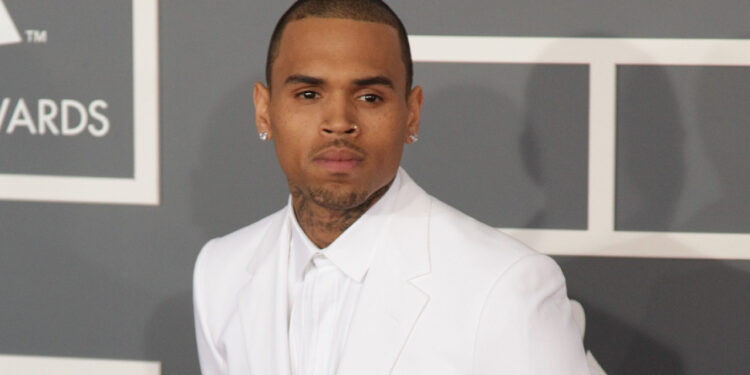 Chris Brown ndryshon deklaratën, pranon akuzën për sulm; producenti muzikor kërkon drejtësi pas incidentit në klub