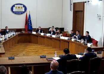 Debat te Komisioni i Zgjedhores, Manja kthehet ashpër Ivi Kasos: Mbylle gojën o legen, të kam dëgjuar fort