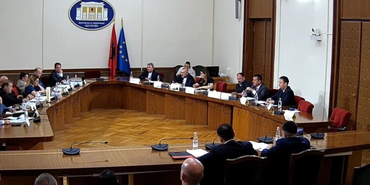 Debat te Komisioni i Zgjedhores, Manja kthehet ashpër Ivi Kasos: Mbylle gojën o legen, të kam dëgjuar fort
