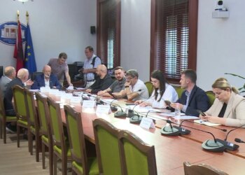Debati për tokat në Kuvend: përplasje Korreshit me socialistët, por në fund ndryshimet votohen nga të gjithë