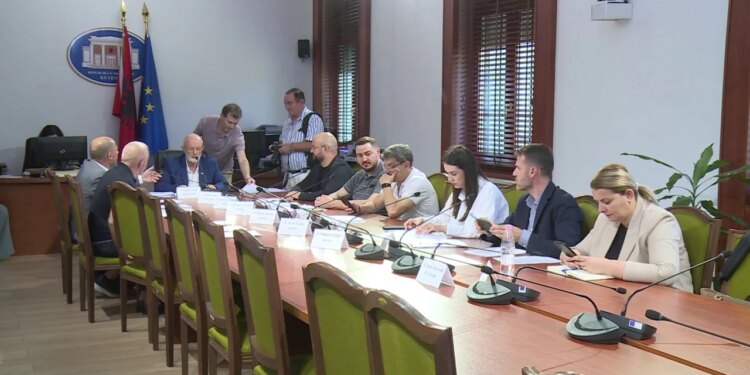 Debati për tokat në Kuvend: përplasje Korreshit me socialistët, por në fund ndryshimet votohen nga të gjithë