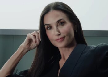 Demi Moore mahnit me paraqitjen e saj pas 30 vitesh, 63-vjeçarja pjesë në videoklipin e grupit Katseye