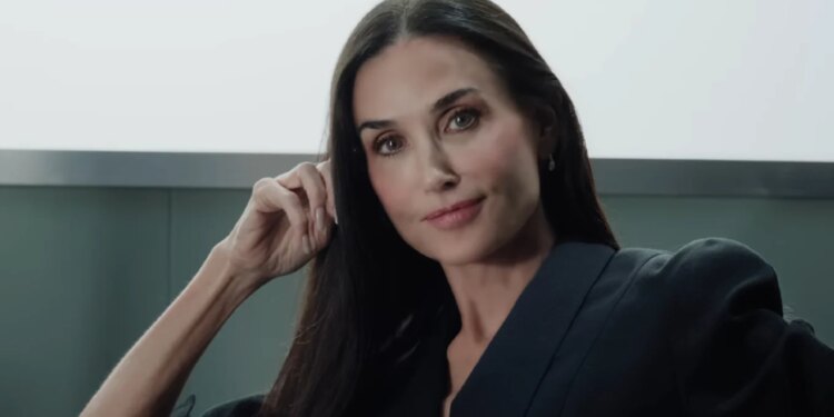 Demi Moore mahnit me paraqitjen e saj pas 30 vitesh, 63-vjeçarja pjesë në videoklipin e grupit Katseye