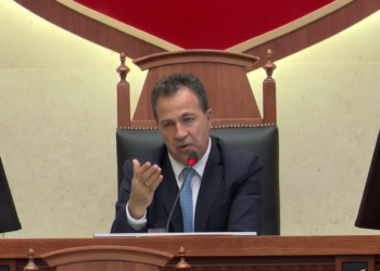 Demokratët bllokojnë foltoren, seanca plenare mbyllet; Peleshi: Rendi i ditës nuk ndryshon siç doni ju