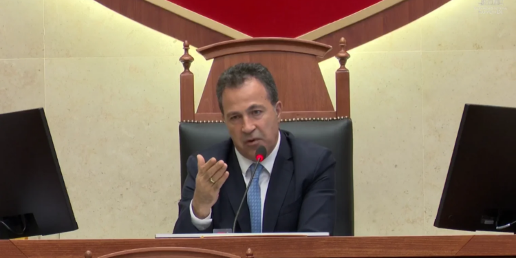 Demokratët bllokojnë foltoren, seanca plenare mbyllet; Peleshi: Rendi i ditës nuk ndryshon siç doni ju