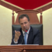 Demokratët bllokojnë foltoren, seanca plenare mbyllet; Peleshi: Rendi i ditës nuk ndryshon siç doni ju