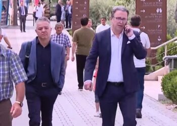Deputetët e PD-së tremben nga vezët e protestuesve, hyjnë në Kuvend dhe largohen pas pak minutash