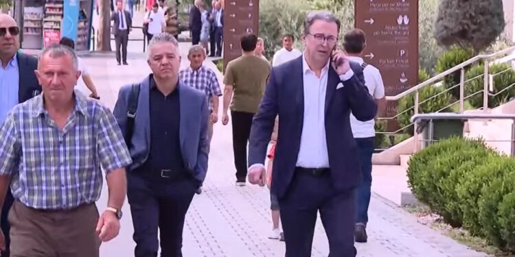 Deputetët e PD-së tremben nga vezët e protestuesve, hyjnë në Kuvend dhe largohen pas pak minutash