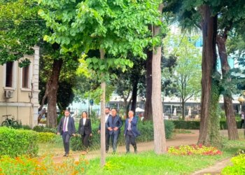 Deputetët e PS mbërrijnë në Kuvend, mes tyre Ulsi Manja para nisjes së seancës plenare