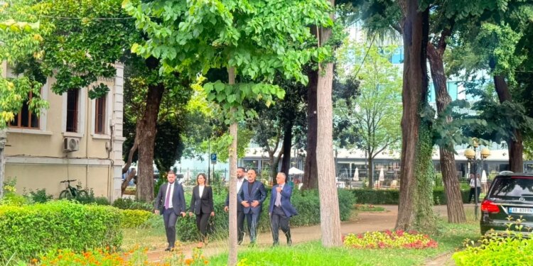 Deputetët e PS mbërrijnë në Kuvend, mes tyre Ulsi Manja para nisjes së seancës plenare