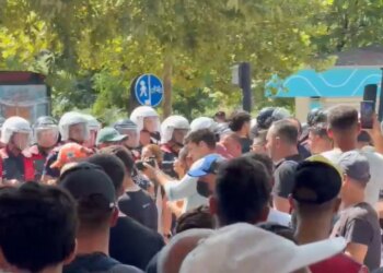 Deputetët në seancë plenare, protestuesit hedhin breshëri vezësh drejt kordonit policor jashtë Kuvendit