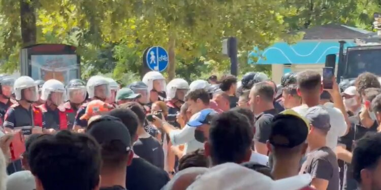 Deputetët në seancë plenare, protestuesit hedhin breshëri vezësh drejt kordonit policor jashtë Kuvendit